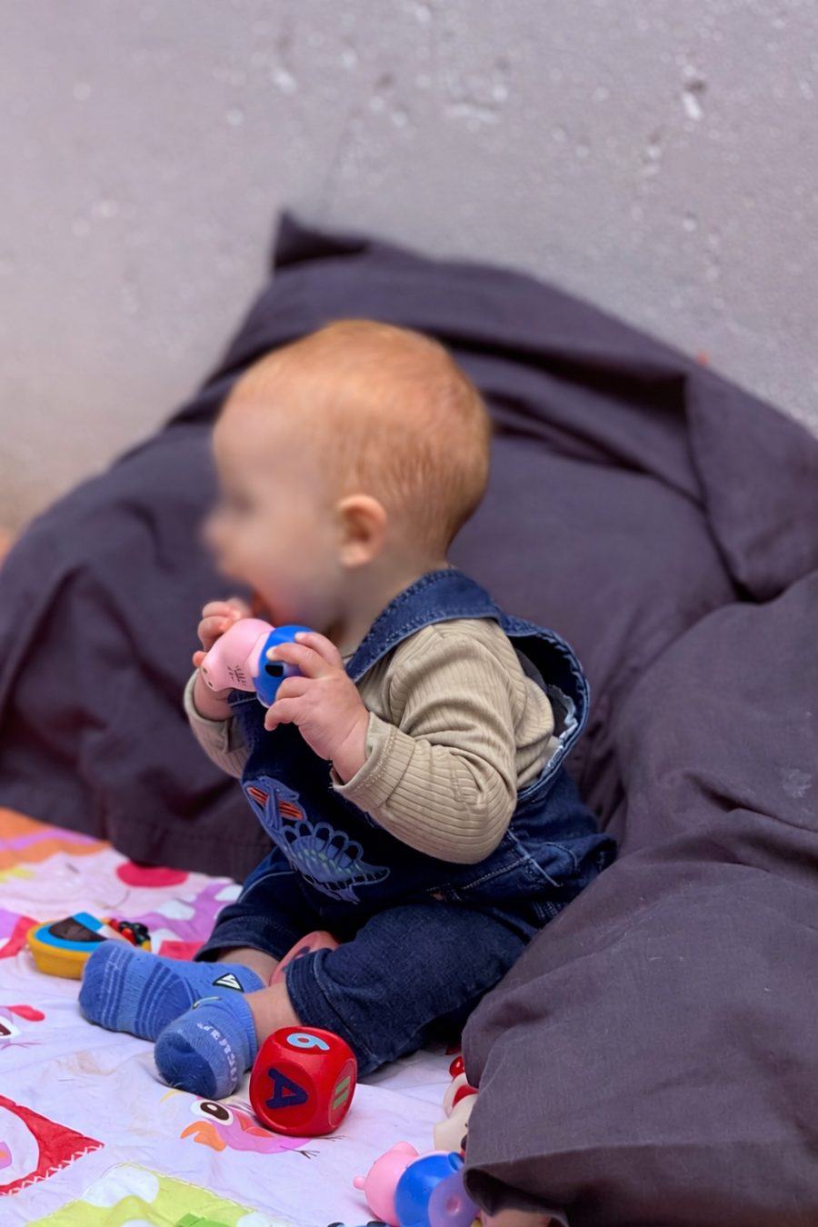 Baba speel met sintuiglike speelgoed