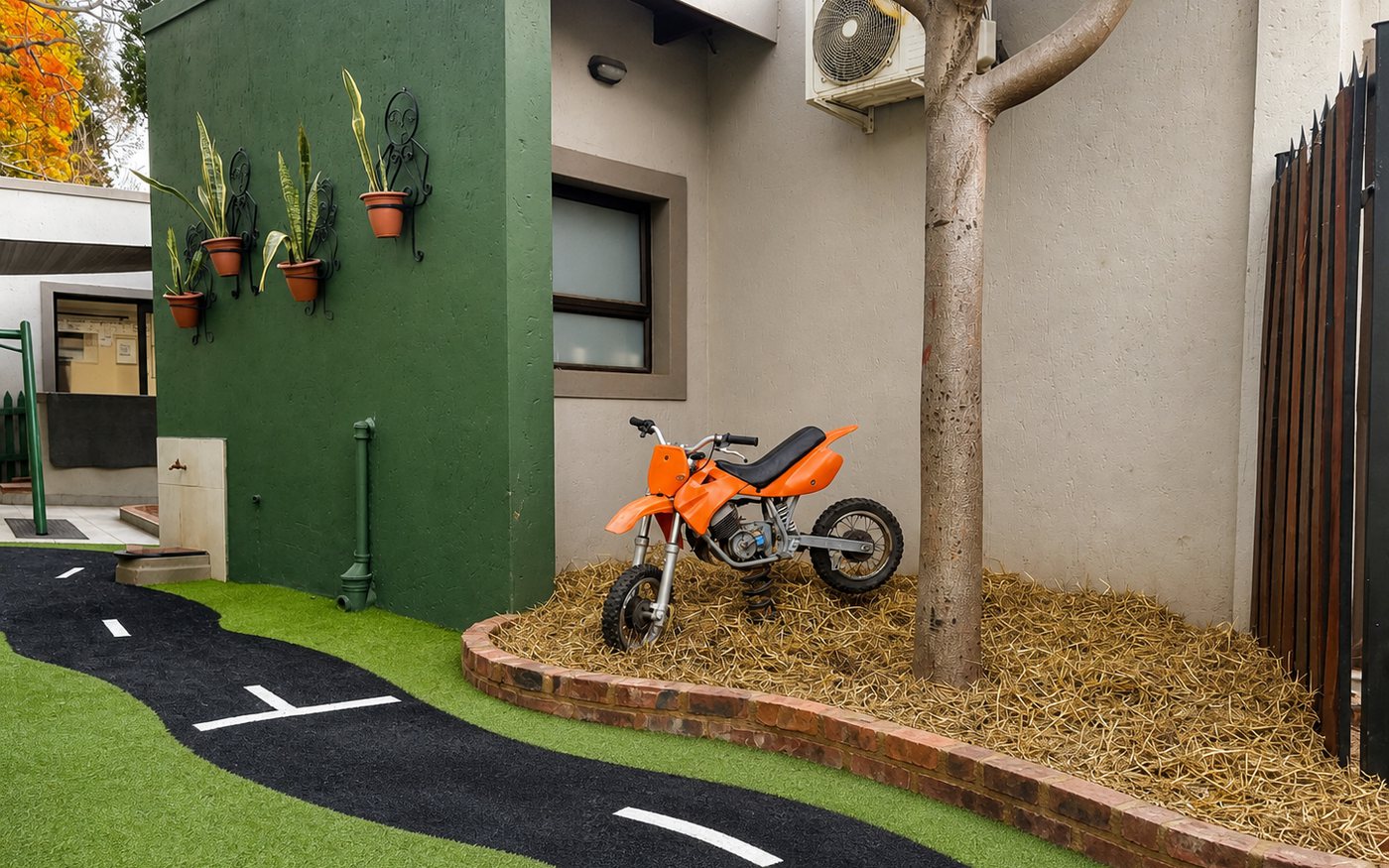 Egte motorfiets op 'n veer gemonteer in die hooibedding langs die fietsbaan