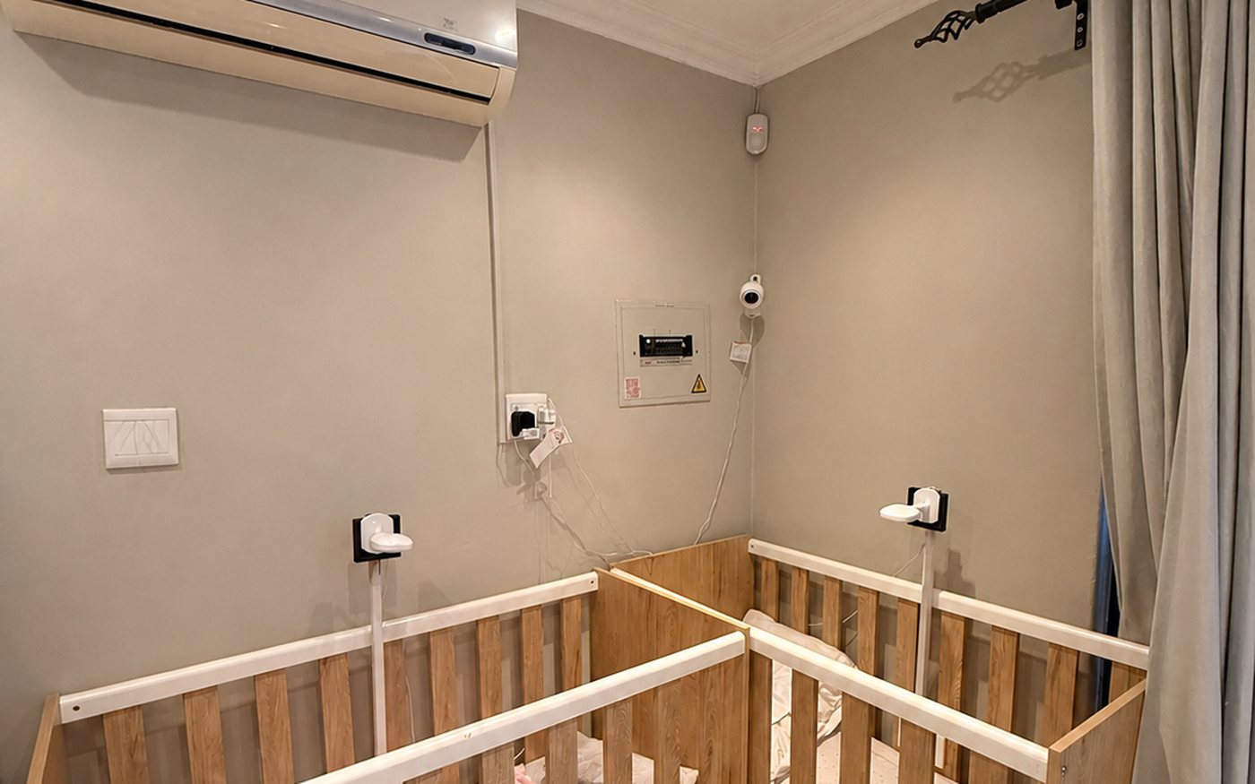 Nanit-monitors op staanders bo elke katel in die babakamer