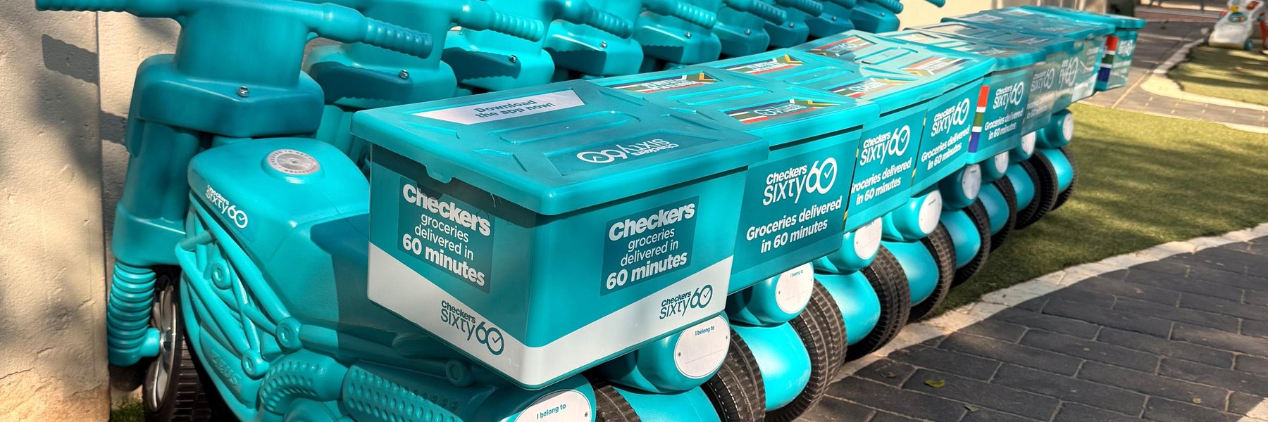 Die ry Checkers Sixty60 ryskooters wat langs die muur opgestel staan