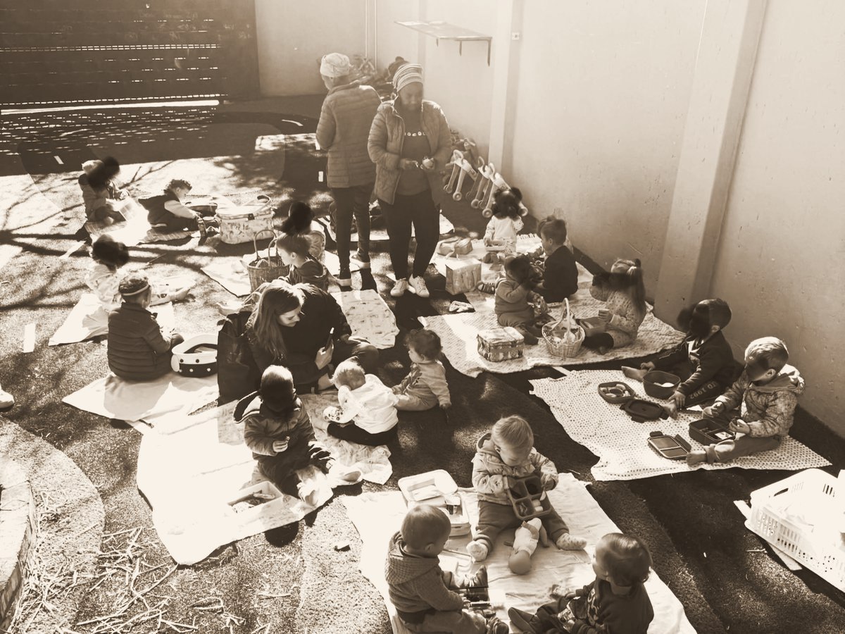 Kinders en juffrouens tydens piekniek-tyd op ons buitespeelarea